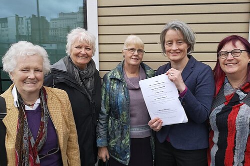 Alderwomen Shirley Holloway and Sue Hope with Marion Reeves, Claire Young and Jayne Stansfield outside the Department of Health in London